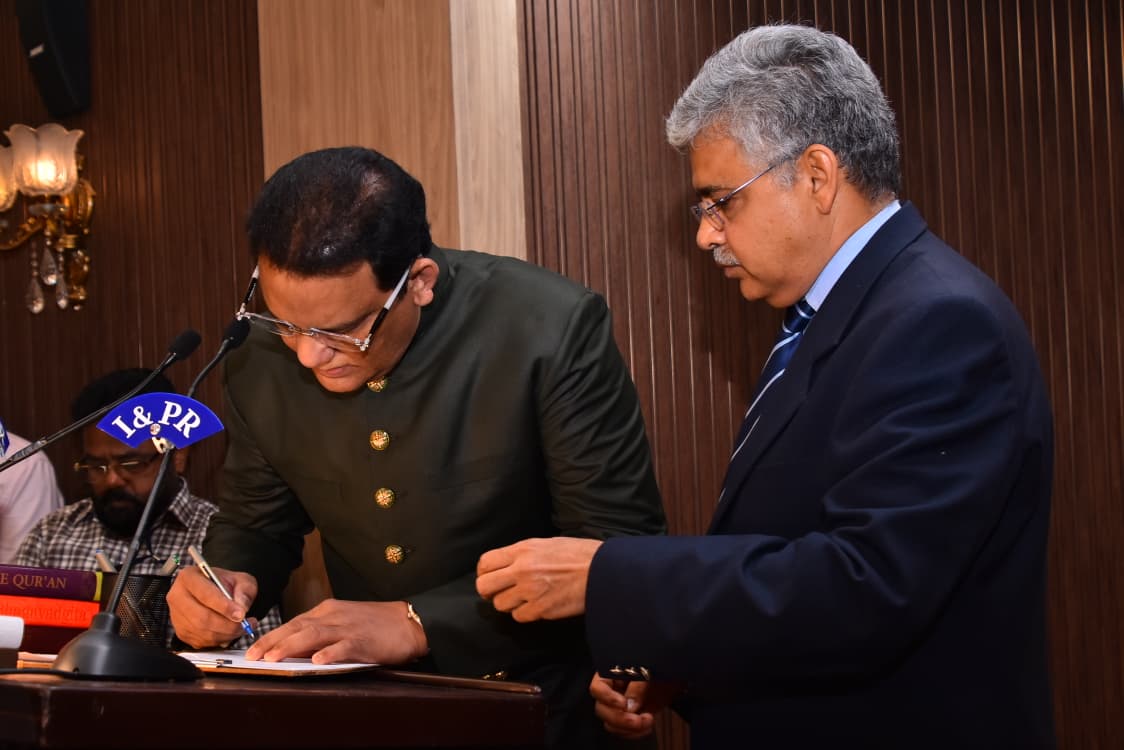 ThePillarIndia's tweet image. सीनियर कांग्रेस नेता और पूर्व भारतीय क्रिकेट कप्तान मोहम्मद अज़हरुद्दीन ने आज तेलंगाना सरकार में कैबिनेट मिनिस्टर के तौर पर शपथ ली!
मोहम्मद अज़हरुद्दीन, CM @revanth_anumula की कैबिनेट में इकलौते मुस्लिम मिनिस्टर हैं!
@azharflicks #MohammadAzharuddin
#Azharuddin