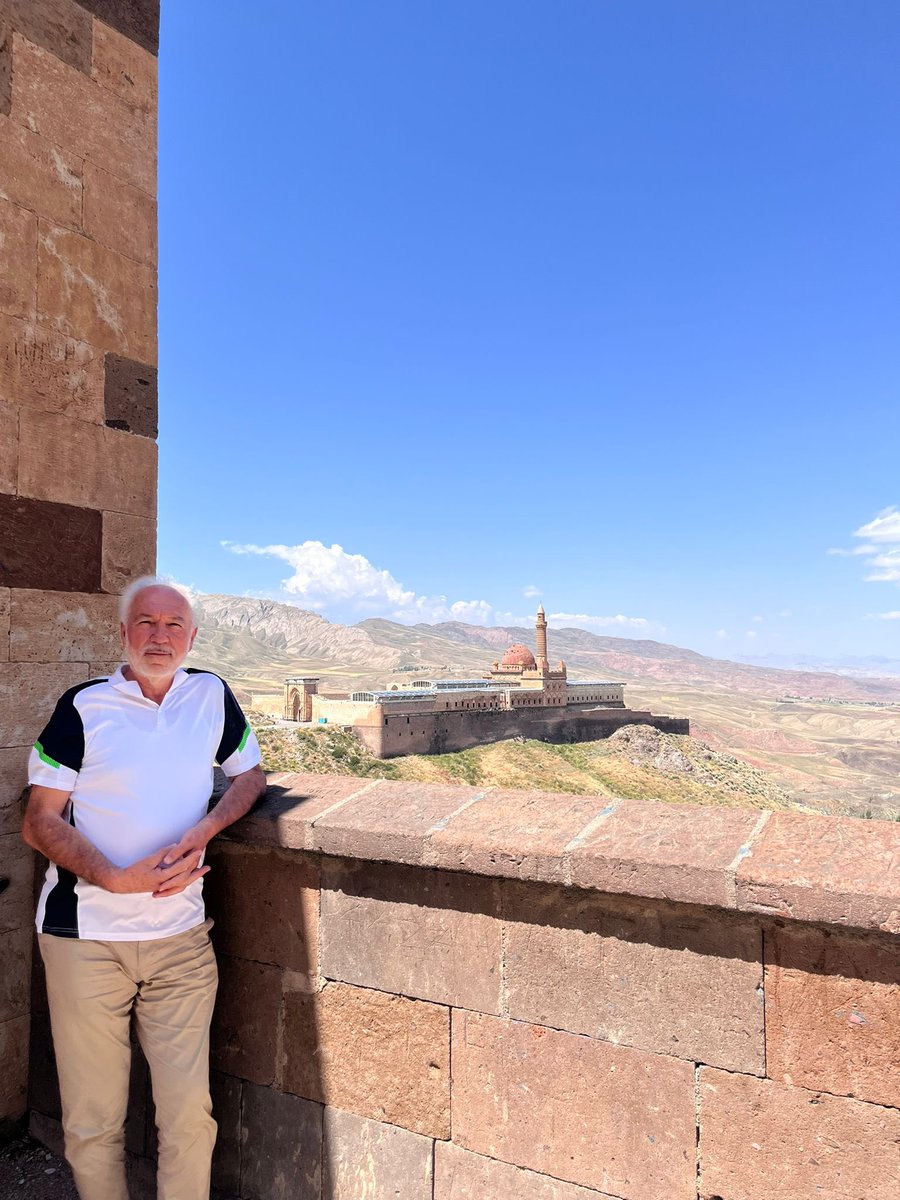 İnsanlar, Kendi işlediği kocaman günahları çuvala basar, 
Senin küçücük yanlışını duvara asar.

                              Yunus Emre.

Cuma’nın hayrı ve bereketi üzerinize olsun.
Selam ve dua ile…