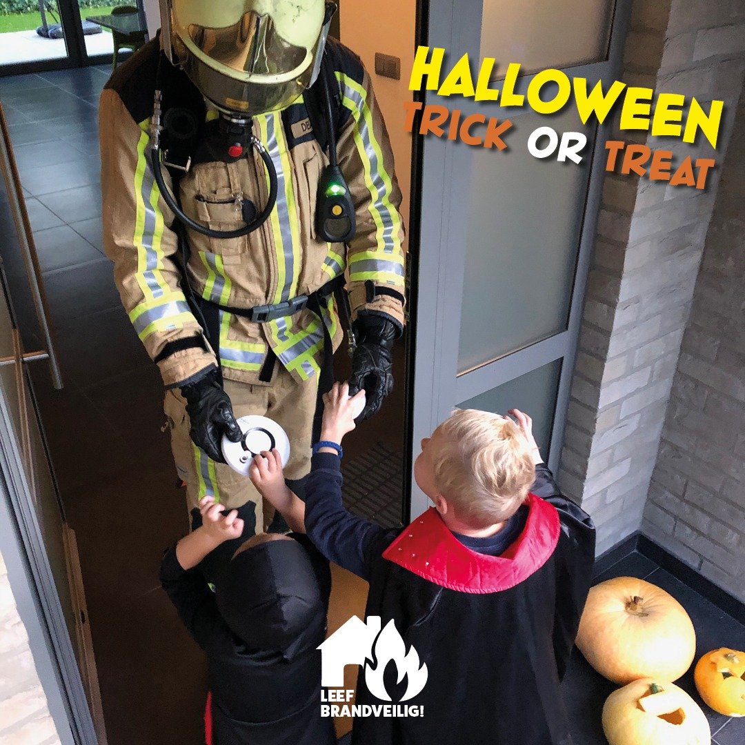 👻 Het is halloween en overal gaan kinderen op snoepjacht! 🍬 maar misschien lopen ze ook een brandweerman of -vrouw tegen het lijf die vertelt waarom een goed hoorbare rookmelder zo belangrijk is. 🎃 #halloweenveilig #rookmelder #leefbrandveilig