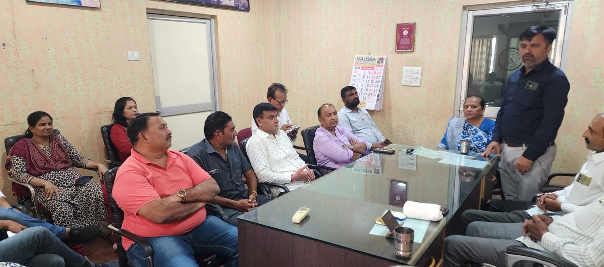 vikashrajgor's tweet image. ભચાઉ શહેર મધ્યે સંગઠન તેમજ નગરપાલિકા ના સદસ્યો ની બેઠક મળી તેમાં આત્મા નિર્ભર ભારત નુતન વર્ષાભિનંદન મિલન સમારોહ તેમજ કરછ જિલ્લા મધ્યે પ્રદેશ ભાજપ ના અધ્યક્ષ શ્રી જગદીશજી વિશ્વકર્મા ના સત્કાર સમારોહ અંર્તગત ચિંતન કરવામાં આવ્યું