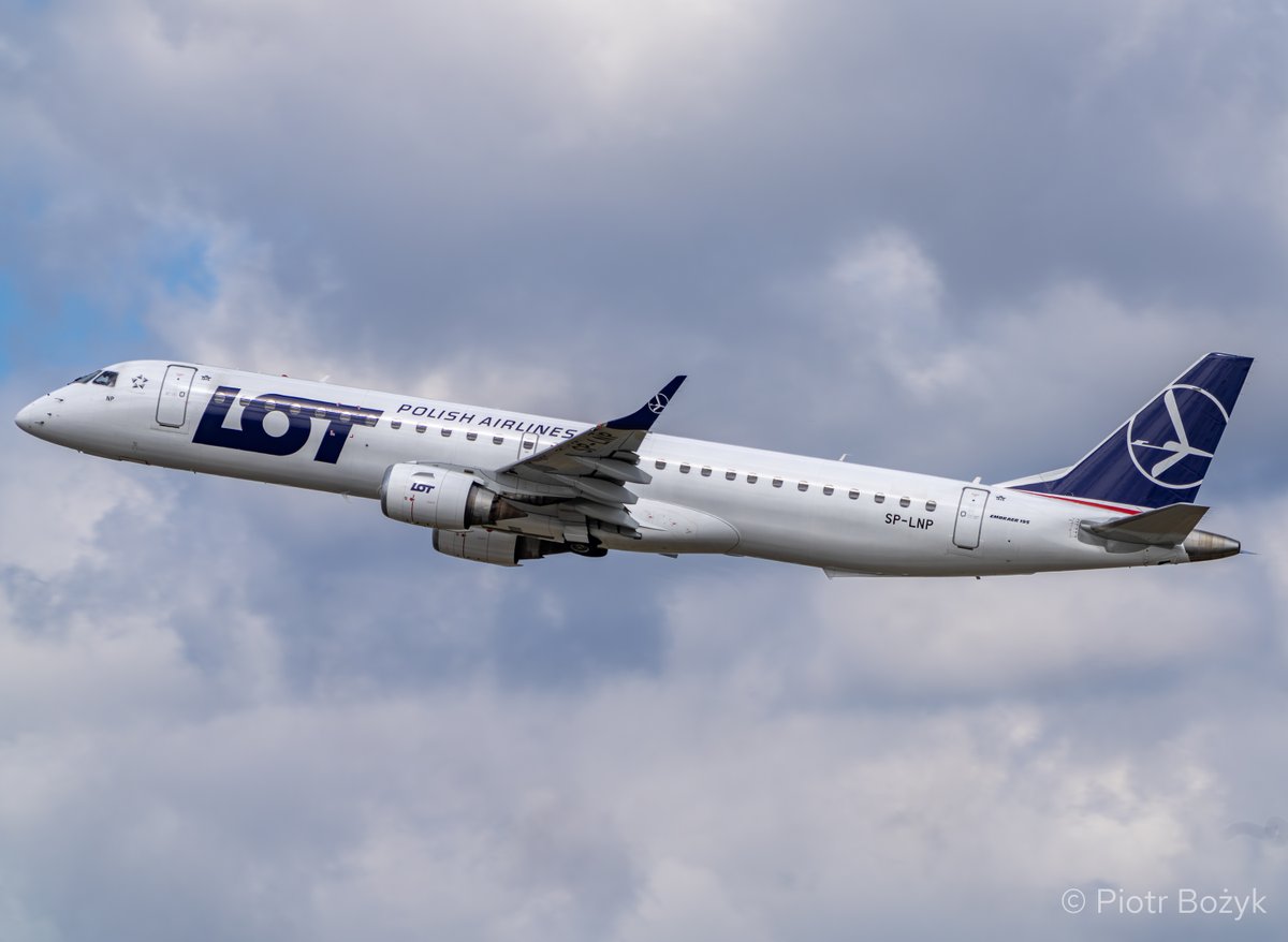 PiotrBozyk's tweet photo. PLL #LOT wycofały jednego embraera #E195. E-Jet SP-LNP odleciał 30.10 z Warszawy na lotnisko St. Athan👉https://t.co/pBEH5GKA8D @LOTPLAirlines has withdrawn one @embraer E195. #EJet SP-LNP was ferried on 30OCT from Warsaw to UK's St. Athan Airport. #avgeek #aviation https://t.co/ptxzYstQZj