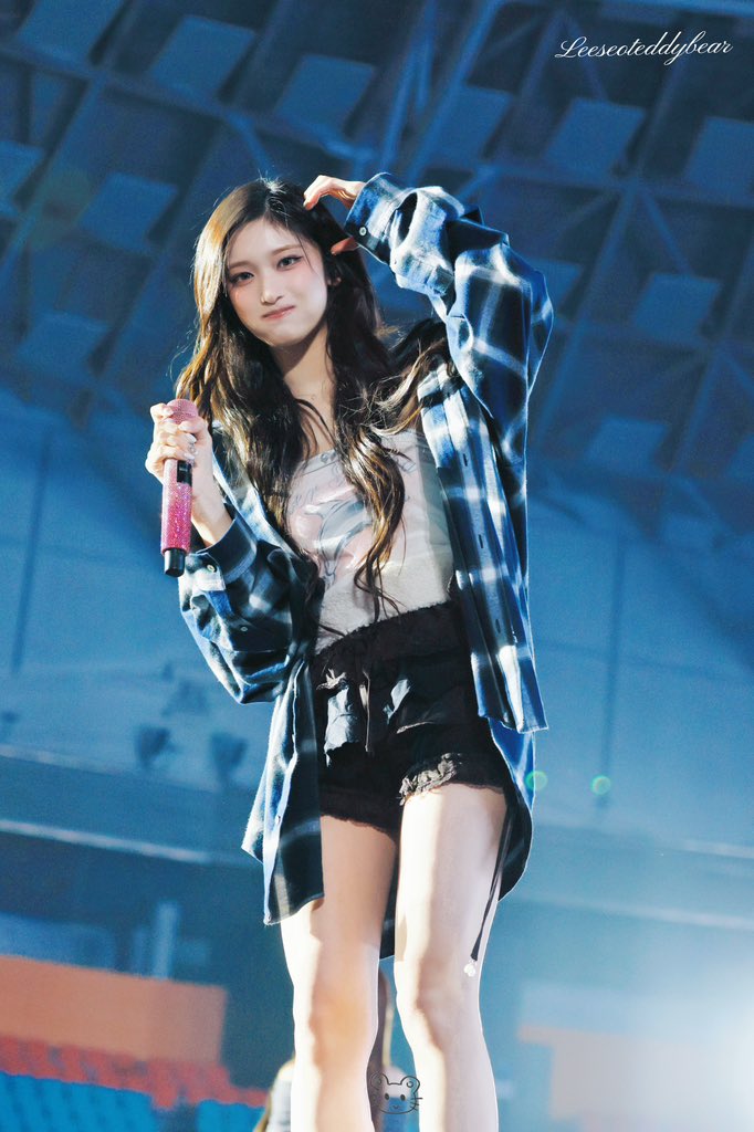 Leeseo teddy bear tweet media