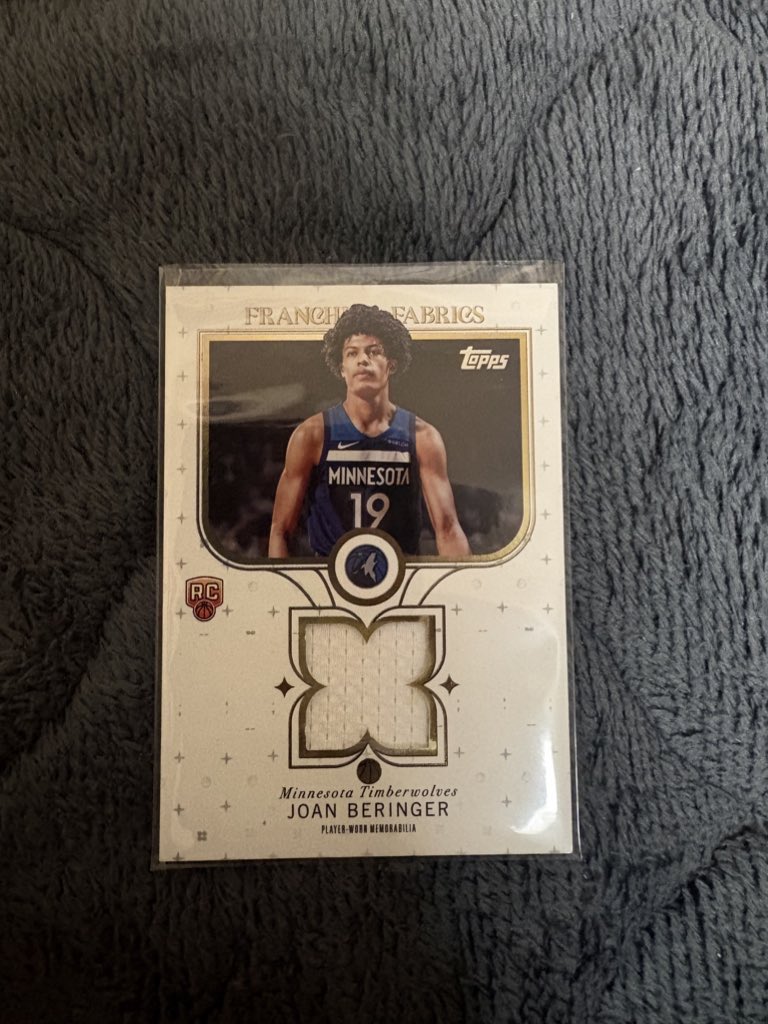 j_kr404's tweet image. バスケ全く詳しくないのですが、記念にTOPPS FLAGSHIP VALUE BOX1箱買ったらメモラでました！わーい嬉しい！けど誰か分かりません…博識の方居たらぜひ教えてくださいこの人はどんな選手ですか🏀

#topps #nba #toppsflagship #カードコレクター