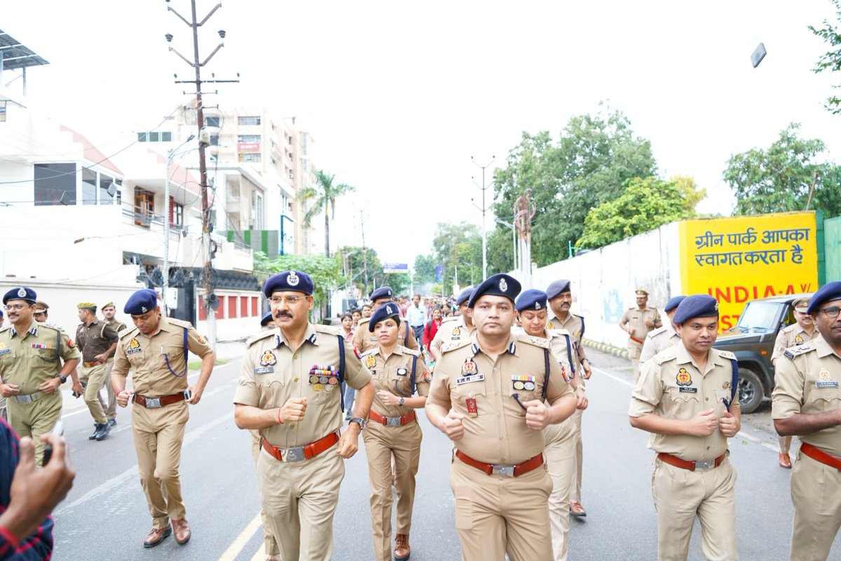 kanpurnagarpol's tweet photo. दिनांक 31.10.2025 को पुलिस आयुक्त श्री रघुबीर लाल द्वारा लौह पुरुष सरदार वल्लभभाई पटेल जी की 150वीं जयंती के उपलक्ष्य में मनाए जा रहे ‘राष्ट्रीय एकता दिवस’ के अवसर पर समाज में एकता, अखंडता एवं सद्भावना का संदेश प्रसारित करते हुए उत्तर प्रदेश पुलिस द्वारा “Run For Unity 2025” का आयोजन किया गया।
इस अवसर पर पुलिस कमिश्नरेट कानपुर नगर के उच्चाधिकारीगण, पुलिस अधिकारी एवं कर्मियों ने उत्साहपूर्वक प्रतिभाग करते हुए राष्ट्रीय एकता, अखंडता व साम्प्रदायिक सौहार्द का संदेश दिया।

#EktaDiwas #RashtriyaEktaDiwas150 #SardarPatel150 #RunForUnity @UPPolice
@EktaDiwasBharat