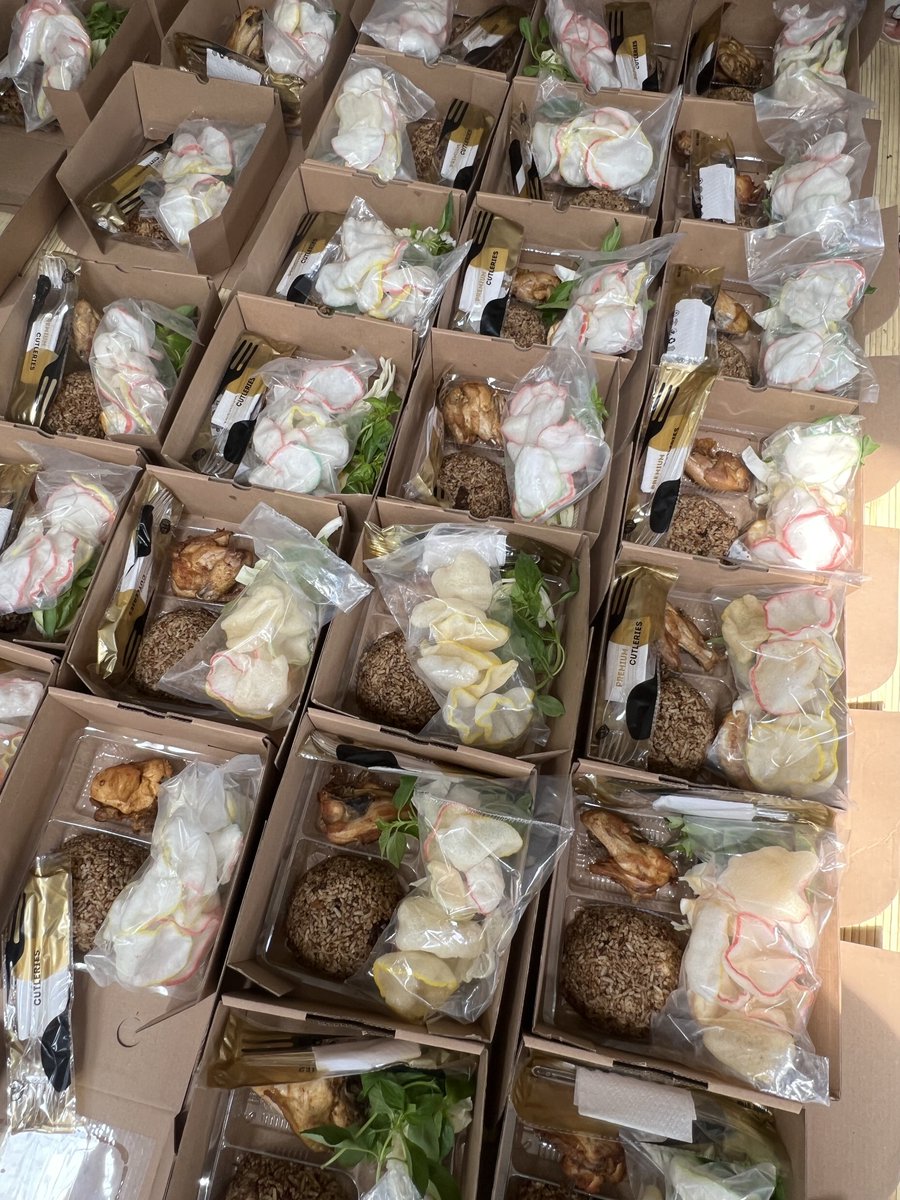 TitiRusdi's tweet photo. Jumat berkah, bismillah.
Nasgor bumbu rendang
Ayam goreng
Telur ceplok
Lalap
Kerupuk
Selamat menikmati🥰 https://t.co/a1BkYmzBXJ