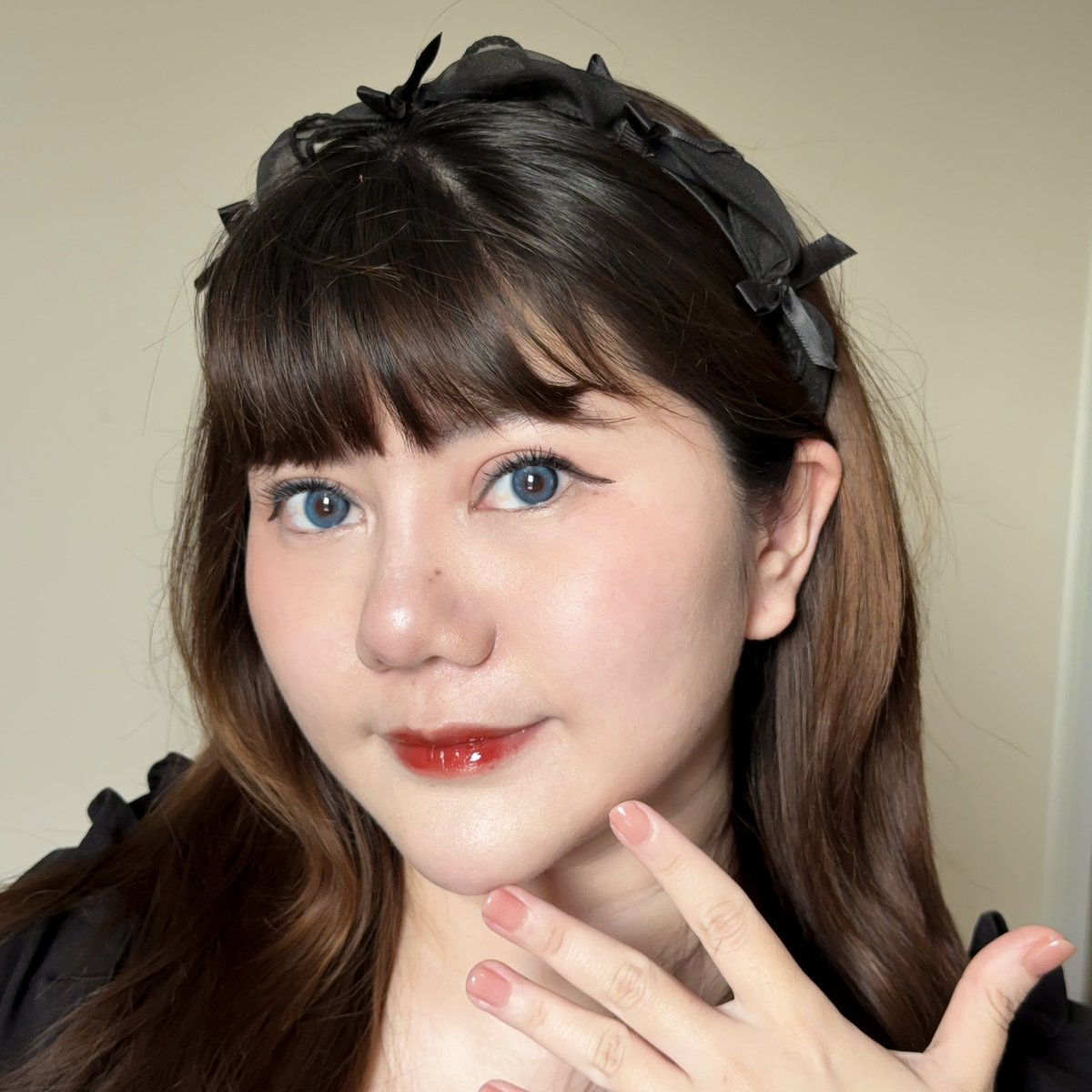 สวยมากก ชอบมากกก คอนแทคเลนส์สีฟ้าที่จริงใจ 🩵  สีใหม่ Angie Ocean Blue ฟ้านัวๆมีประกายในตา ตัดขอบดำทำให้ตาไม่ลอย ดูตาหวานขึ้น เป็นฟ้าที่ไม่ต้องฝอก็ใส่ได้  ใส่ในชีวิตประจำวันได้สวยมากอันนี้แบบชอบบบ 💗 #misslenshalloween #คอนแทคเลนส์ญี่ปุ่น #manygirlz #misslens #MGKOC