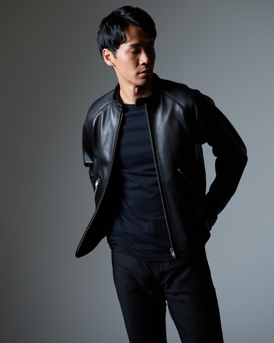 無駄を削ぎ落としたシンプルなデザインが特徴のラグランスリーブ