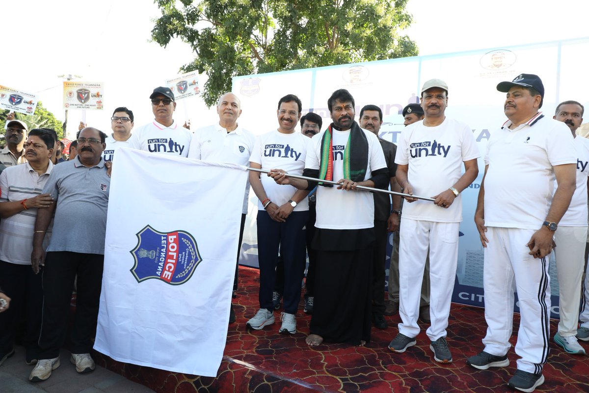 TelanganaCOPs's tweet photo. జాతీయ ఐక్యత దినోత్సవం సందర్భంగా రన్ ఫర్ యూనిటీలో డీజీపీ శివధర్ రెడ్డి IPS పాల్గొన్నారు. ఈ కార్యక్రమంలో ADGP (L&amp;O) మహేష్ భగవత్ IPS, సీపీ సజ్జనార్, సందీప్ శాండిల్య, ప్రముఖ సినీనటుడు చిరంజీవి పాల్గొన్నారు.
#telanganapolice #RunForUnity https://t.co/YCoHxR0V2A