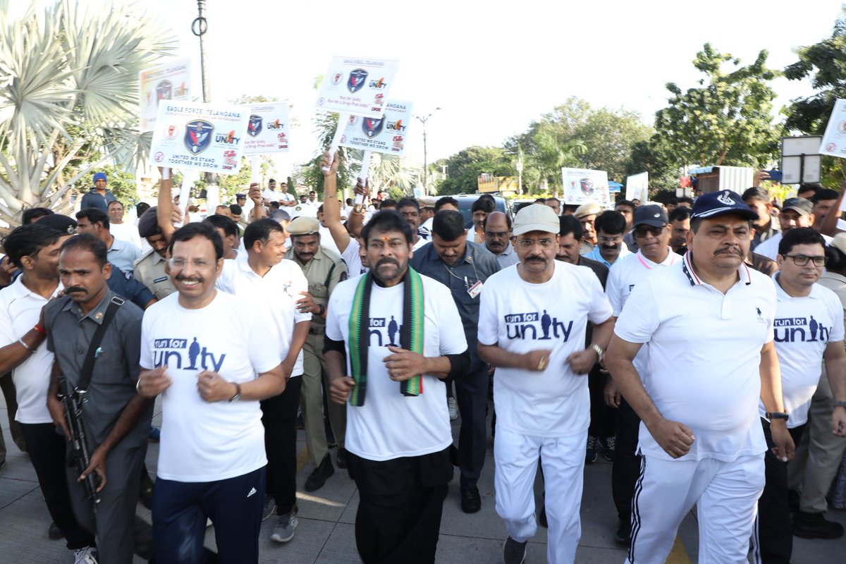 జాతీయ ఐక్యత దినోత్సవం సందర్భంగా రన్ ఫర్ యూనిటీలో డీజీపీ శివధర్ రెడ్డి IPS పాల్గొన్నారు. ఈ కార్యక్రమంలో ADGP (L&amp;O) మహేష్ భగవత్ IPS, సీపీ సజ్జనార్, సందీప్ శాండిల్య, ప్రముఖ సినీనటుడు చిరంజీవి పాల్గొన్నారు.
#telanganapolice #RunForUnity