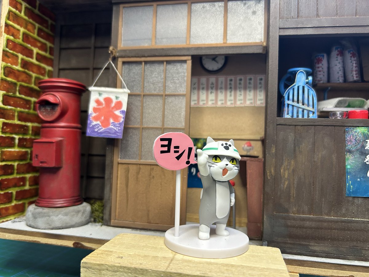 TOY_STEP1's tweet photo. いろいろと事情があってやっと完成　季節的には　かなり遅くなりましたが　レトロなかき氷屋です　一度、中断して2026年の夏に完成させればよかったかなと思ってた　とりあえず壁掛けにできるようにした。　さて次のジオラマ作ります。 https://t.co/GRasTlTnPx