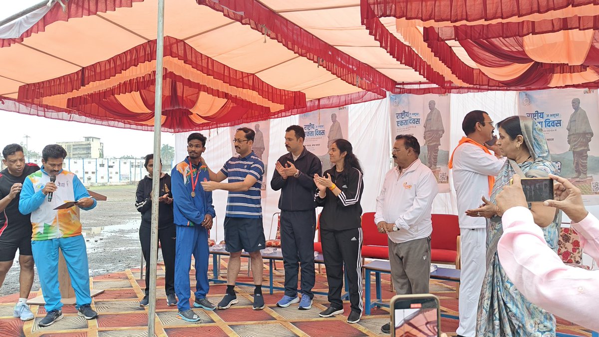 रतलाम में #राष्ट्रीय_एकता_दिवस पर “रन फॉर यूनिटी” का आयोजन किया गया।🇮🇳
पुलिस, प्रशासनिक अधिकारी, जनप्रतिनिधि, विद्यार्थी एवं आमजन ने उत्साहपूर्वक भाग लिया।
सभी को राष्ट्रीय एकता की शपथ दिलाई गई। 
#UNITYDAYMPPOLICE
#Runforunity
#RashtriyaEktadiwas2025
#SardarPatel150