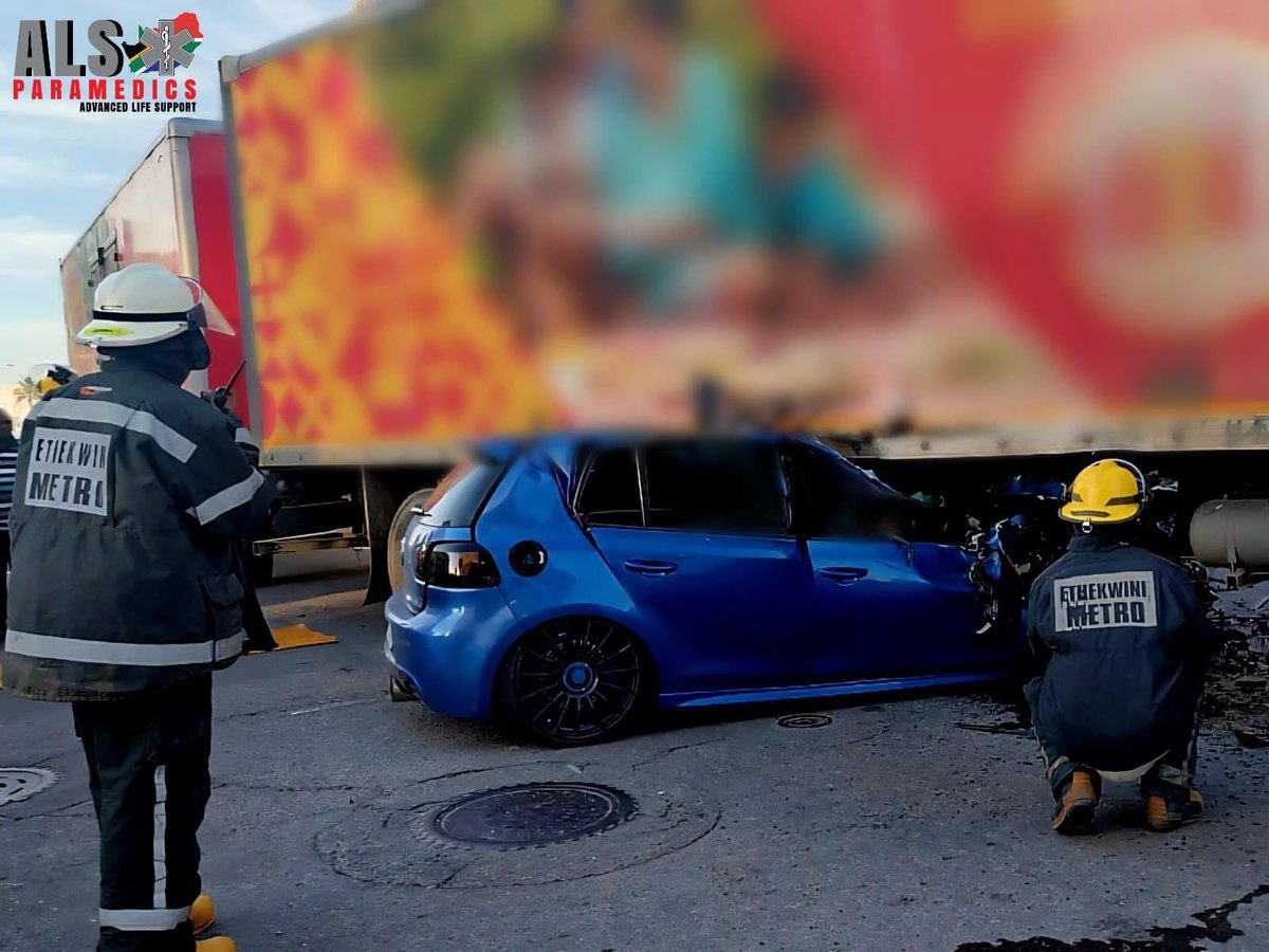 🚨 Two Killed in Durban CBD Crash

Just after 05:30am, ALS Paramedics responded to a horrific crash at Anton Lembede &amp; Stewart Simelane Streets where a car T-boned a truck. Two men in their 30s were severely entrapped and sadly declared deceased on scene. SAPS are investigating.