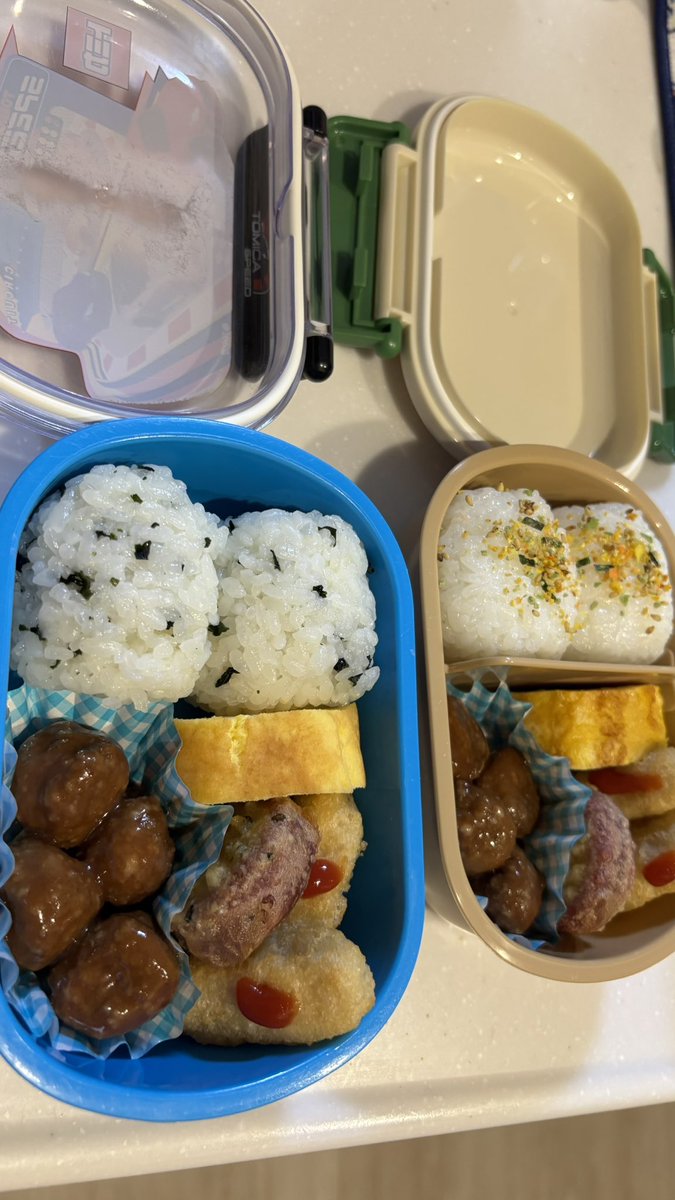 mayo__notion's tweet image. 本日、兄ズは遠足の予定でしたが、こちらは朝からずっと雨…☔️
遠足は中止でも、今日は給食がないので、朝早く起きてお弁当作り🍱

雨が降っていて残念がっていた兄ズですが、お弁当を見て「お弁当だー！😆」と喜んでいる姿を見ることができただけでもよかったかな☺️

お弁当、完食していますように！