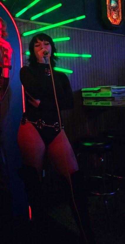 rxvengrxves's tweet image. friend got a candid of me singing during karaoke last night and WOAHHHH MY GOD????