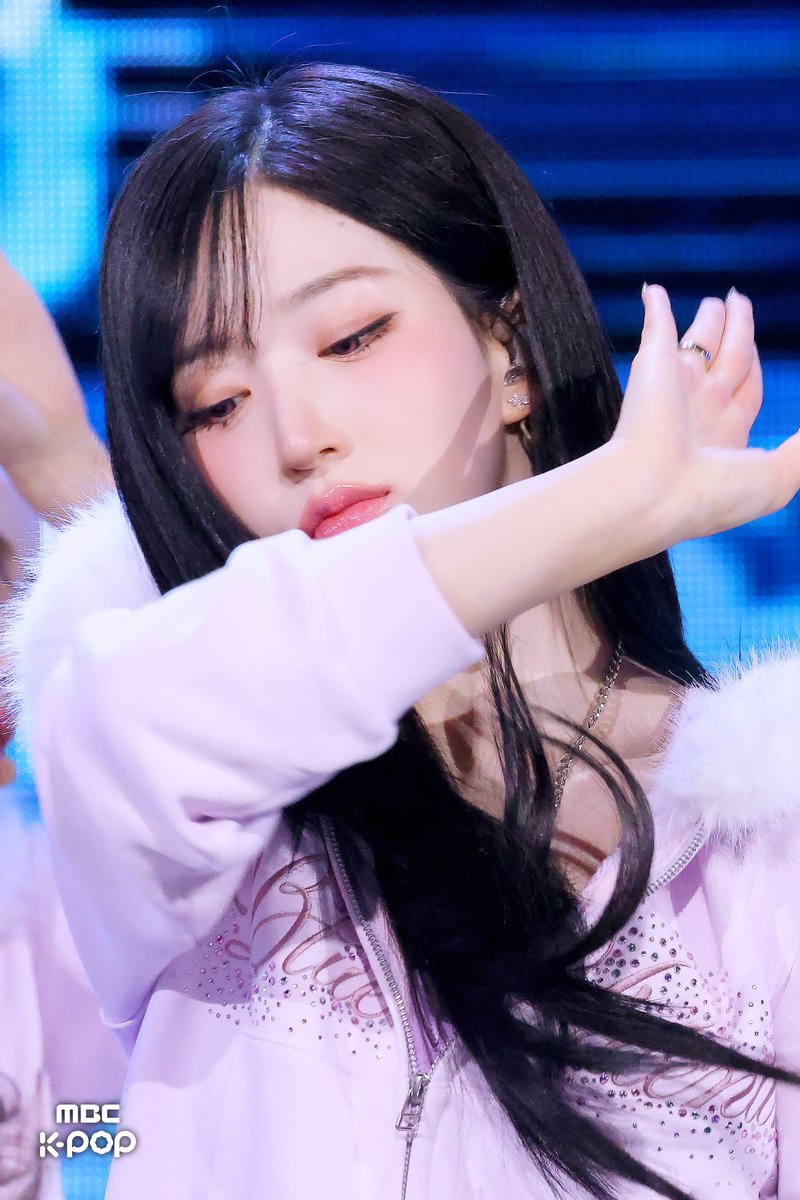 MBC_entertain's tweet image. ⚠️속보) 음중 녹화장에 첫 눈이 내리는 이상 기후 현상 발생🌨️
사유는 겨울왕국 공주님들❄️ 방문으로 밝혀져…⛄️

📷 program.imbc.com/Photo/musiccor…

251025 #쇼음악중심 #음중 #엔믹스 #NMIXX #Blue_Valentine  @NMIXX_official