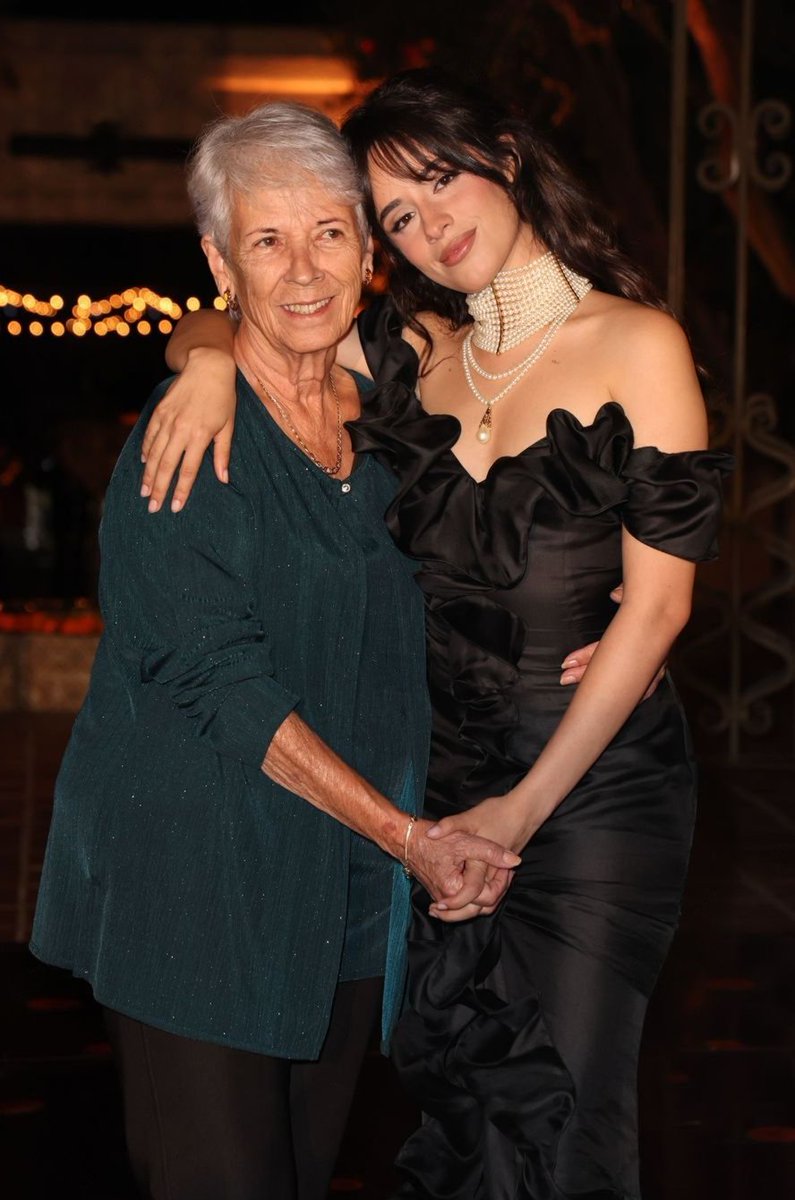workingforcc's tweet image. Camila Cabello junto a su abuelita Mercedes  en la gala del Dia De Muertos en Los Angeles.