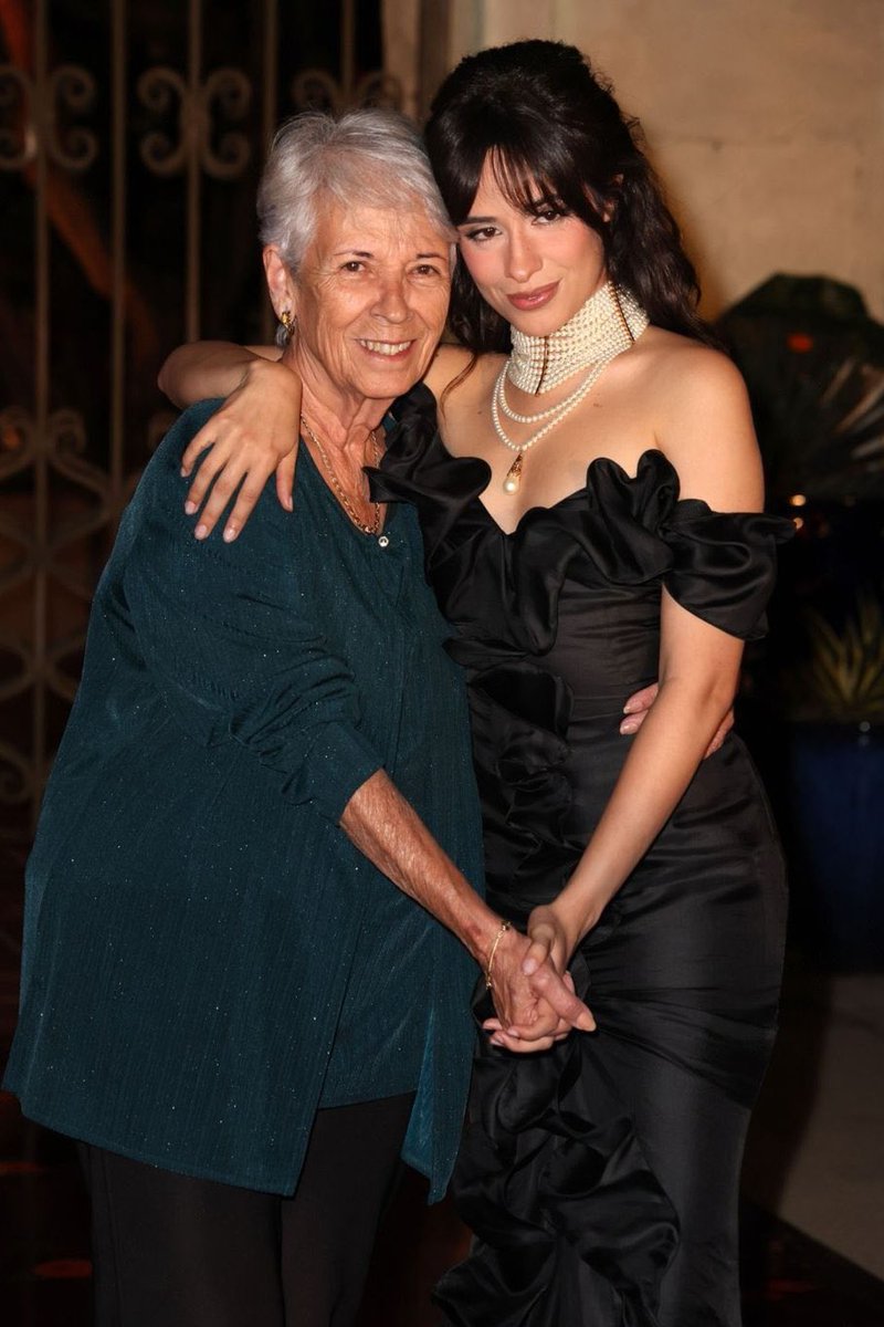 workingforcc's tweet image. Camila Cabello junto a su abuelita Mercedes  en la gala del Dia De Muertos en Los Angeles.