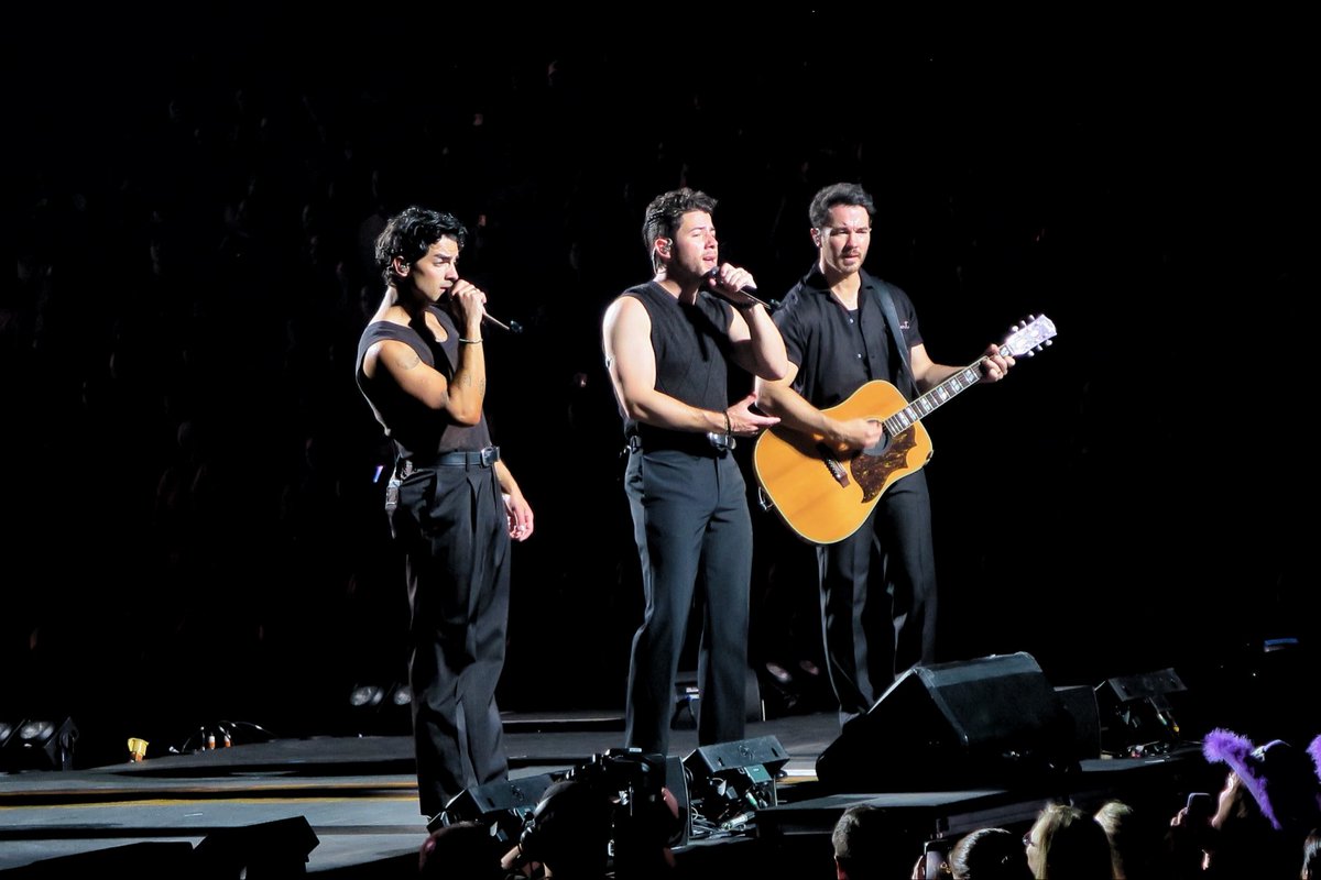 phylisaaa94's tweet photo. things I love doing:
-going to Jonas Brothers concerts 
-taking photos of the Jonas Brothers at said concert 
Orlando n2 🫶🏼 @jonasbrothers https://t.co/JSRW3oUplf