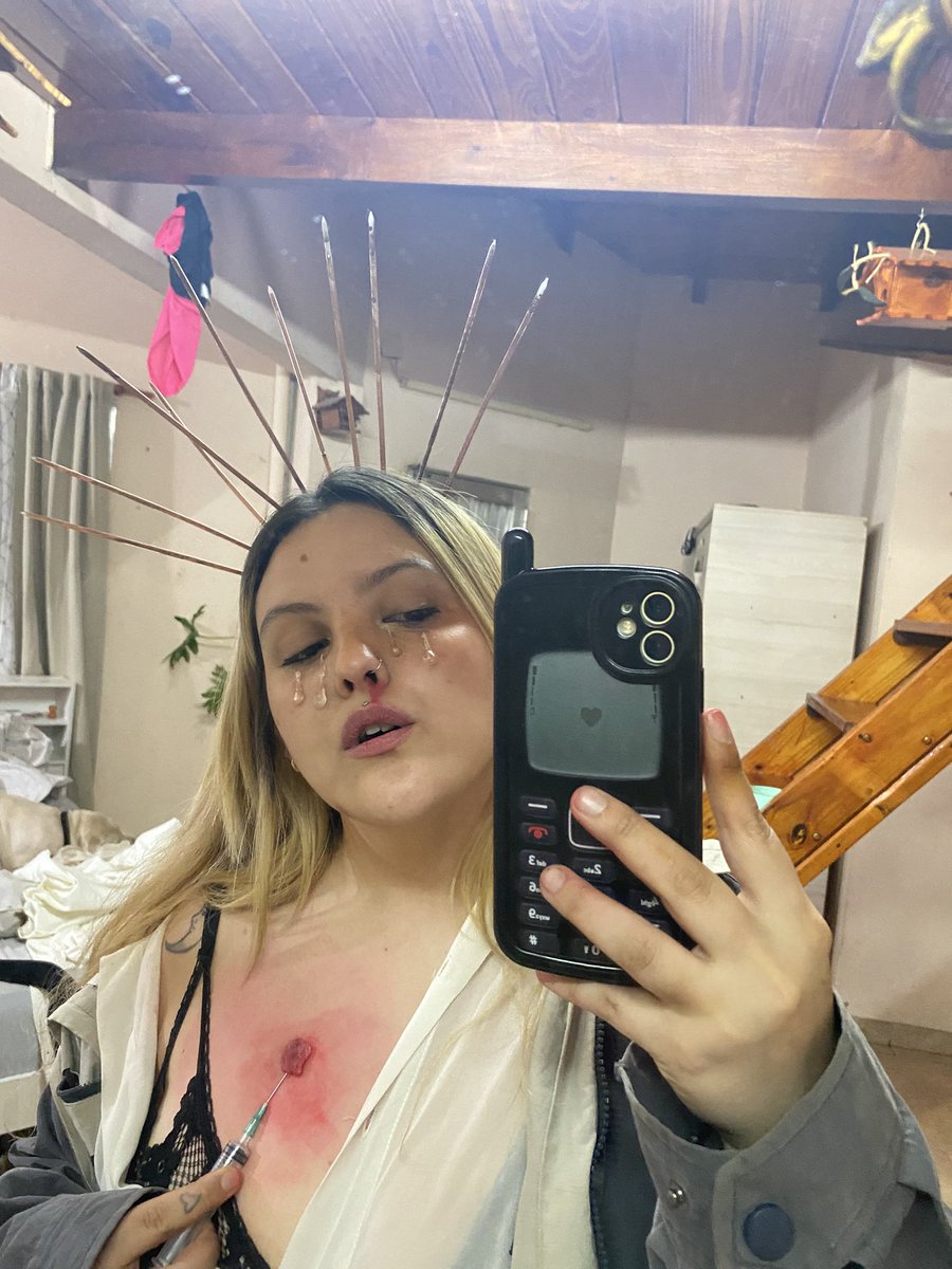 estoy disfrazándome sola y no se si ser la virgen maria o uma thurman en tiempos violentos