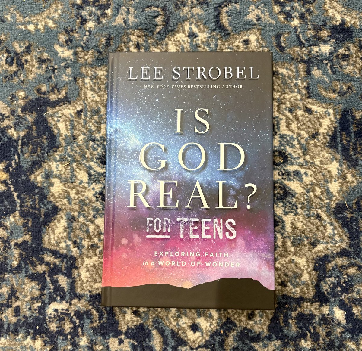 𝐈𝐬 𝐆𝐨𝐝 𝐑𝐞𝐚𝐥? for teens
I appreciate how the author emphasizes it’s normal to struggle with doubts &amp; that such struggles can actually encourage teens to dig deeper into their faith. 
#isgodreal #zondervan #leestrobel @zondervan <a href="/lee_strobel/">STROBEL PAMELLA</a> 
coverloverbookreview.blogspot.com/2025/10/is-god…