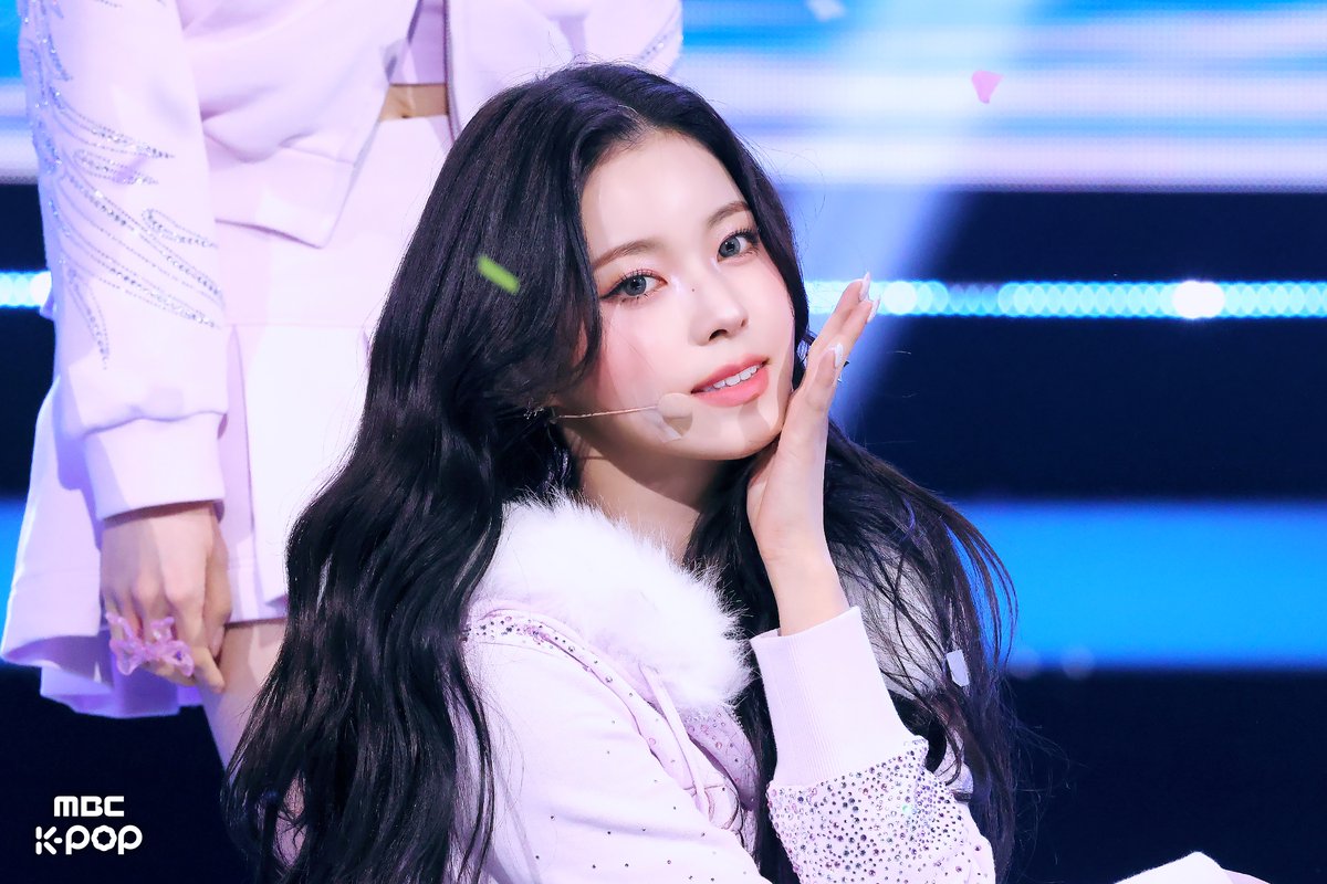 MBC_entertain's tweet image. ⚠️속보) 음중 녹화장에 첫 눈이 내리는 이상 기후 현상 발생🌨️
사유는 겨울왕국 공주님들❄️ 방문으로 밝혀져…⛄️

📷 program.imbc.com/Photo/musiccor…

251025 #쇼음악중심 #음중 #엔믹스 #NMIXX #Blue_Valentine  @NMIXX_official