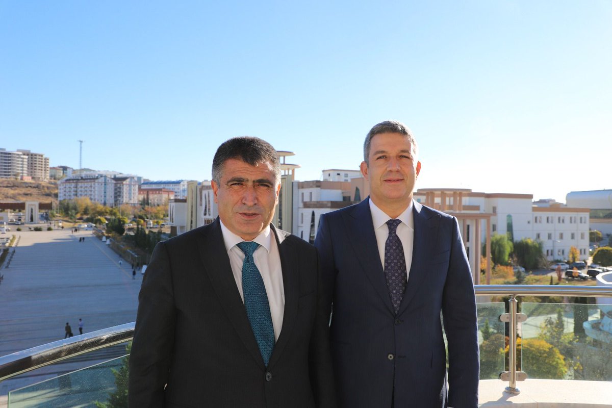 #Kapadokya Alan Başkanımız Cem Aslanbay #Nevşehir Hacı Bektaş Veli Üniversitesi’ni ziyaret etti.

Gerçekleştirilen ziyarette, Kapadokya Alan Başkanlığı ile <a href="/nevukurumsal/">Nevşehir Hacı Bektaş Veli Üniversitesi</a> arasında bölgenin kültürel mirasının korunması, sürdürülebilir turizm uygulamaları gibi başlıklarında görüş