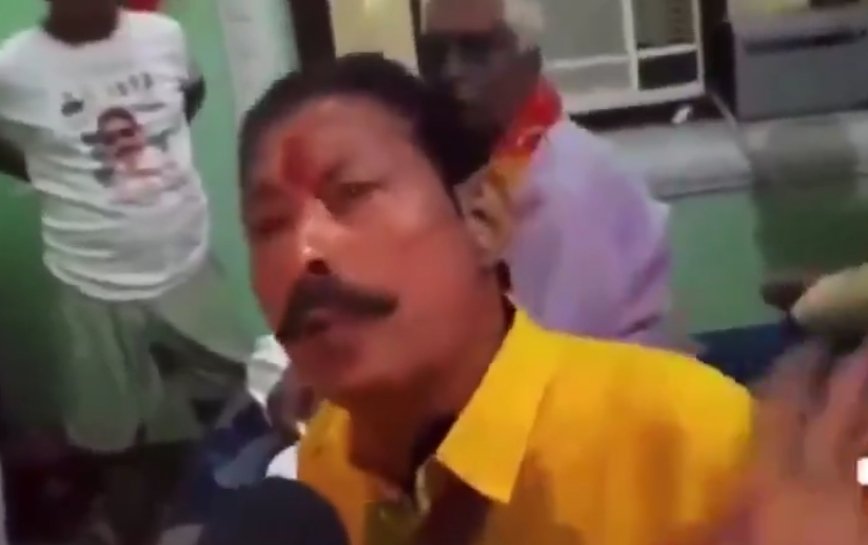 awesh29's tweet image. जेल से छुटने के बाद अनंत सिंह की आंखों पर जो चश्मा चढ़ा था दुलारचंद की हत्या के बाद जनता के आक्रोश को देख उतर गया। न तो बातों में वो गर्मी नजर आ रही है न तो पत्रकारों से बकवास कर रहा है।

आश्चर्य हो रहा है कि प्रभात खबर जैसे कई अखबार इसे छोटे सरकार लिख रहे हैं। कौन बात का छोटे…