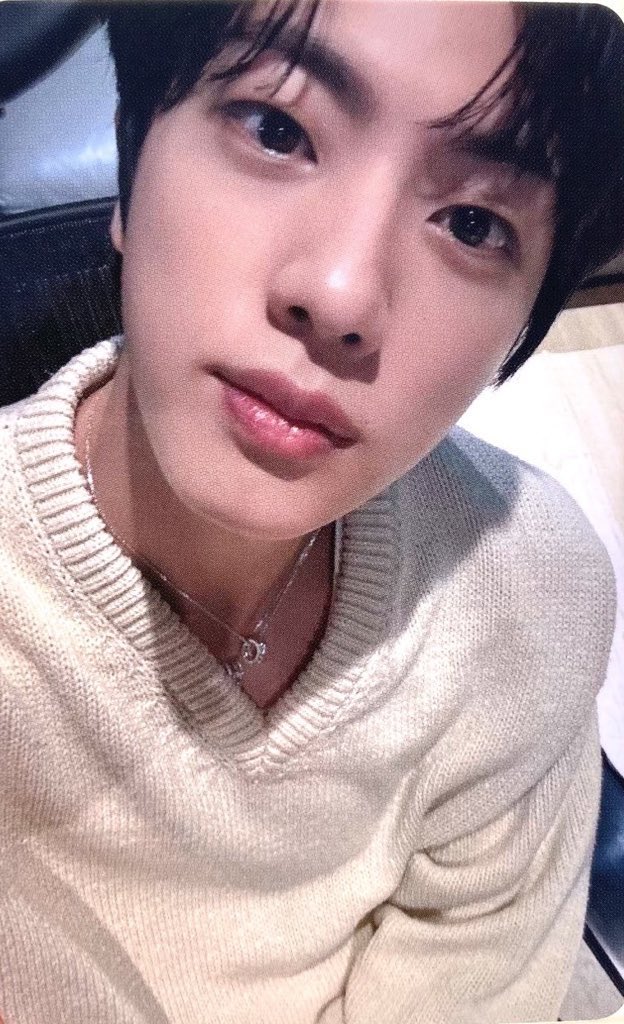 trangtrangee's tweet photo. I’m voting #Jin for the #2025MAMAVOTE https://t.co/WhQBA8AovJ