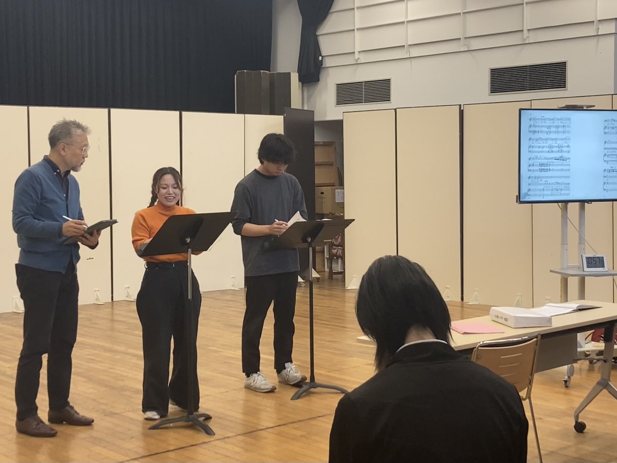 opera_institute's tweet image. 本科は今日から後期に入り、修了試演会の演目（自身のレパートリーとしたい演目）を研修します。
小森輝彦クラスは、フランス語歌唱発音講座からスタート。母音の種類を学び、歌詞を細かく区切りながら読み合わせしたのち、発音を意識して歌唱しました。読み合わせの前後では、発声にも大きな変化が。