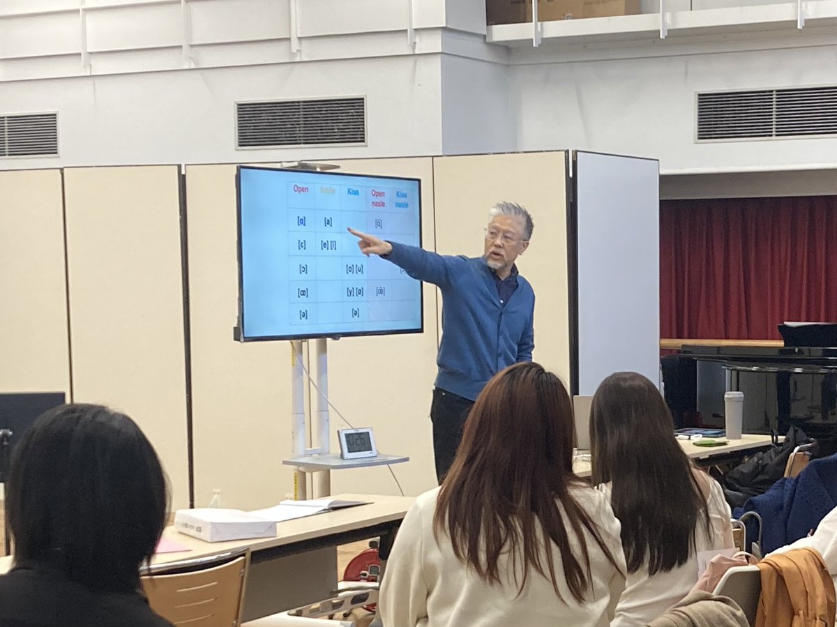 opera_institute's tweet image. 本科は今日から後期に入り、修了試演会の演目（自身のレパートリーとしたい演目）を研修します。
小森輝彦クラスは、フランス語歌唱発音講座からスタート。母音の種類を学び、歌詞を細かく区切りながら読み合わせしたのち、発音を意識して歌唱しました。読み合わせの前後では、発声にも大きな変化が。