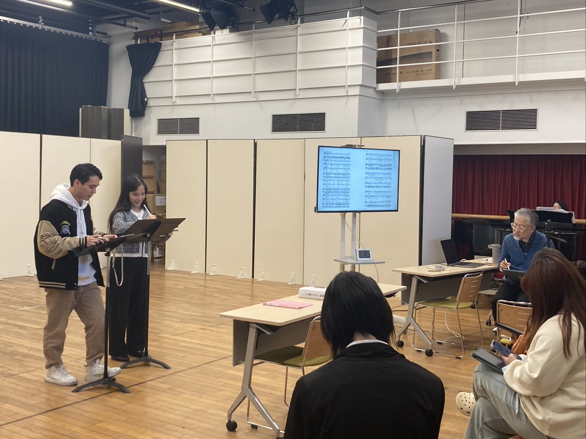 opera_institute's tweet image. 本科は今日から後期に入り、修了試演会の演目（自身のレパートリーとしたい演目）を研修します。
小森輝彦クラスは、フランス語歌唱発音講座からスタート。母音の種類を学び、歌詞を細かく区切りながら読み合わせしたのち、発音を意識して歌唱しました。読み合わせの前後では、発声にも大きな変化が。