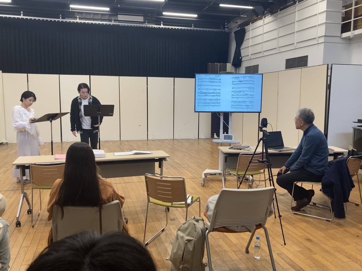 opera_institute's tweet image. 本科は今日から後期に入り、修了試演会の演目（自身のレパートリーとしたい演目）を研修します。
小森輝彦クラスは、フランス語歌唱発音講座からスタート。母音の種類を学び、歌詞を細かく区切りながら読み合わせしたのち、発音を意識して歌唱しました。読み合わせの前後では、発声にも大きな変化が。
