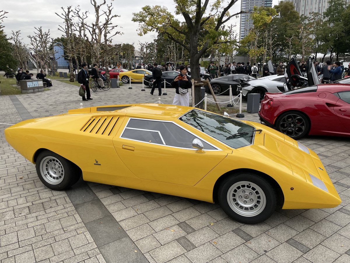 knmjab's tweet image. #JMS2025
会場内には暫く入れそうもないので、無料ゾーンの #LP400 。
知らない人も多いみたいで、包丁だの、宇宙船だの、と感想が面白い。このスッキリしたカタチは吸気も冷却も足りなかったので、すぐに大きな箱が追加されて幾らも生産されなかった筈だけど、日本にあるんだね。