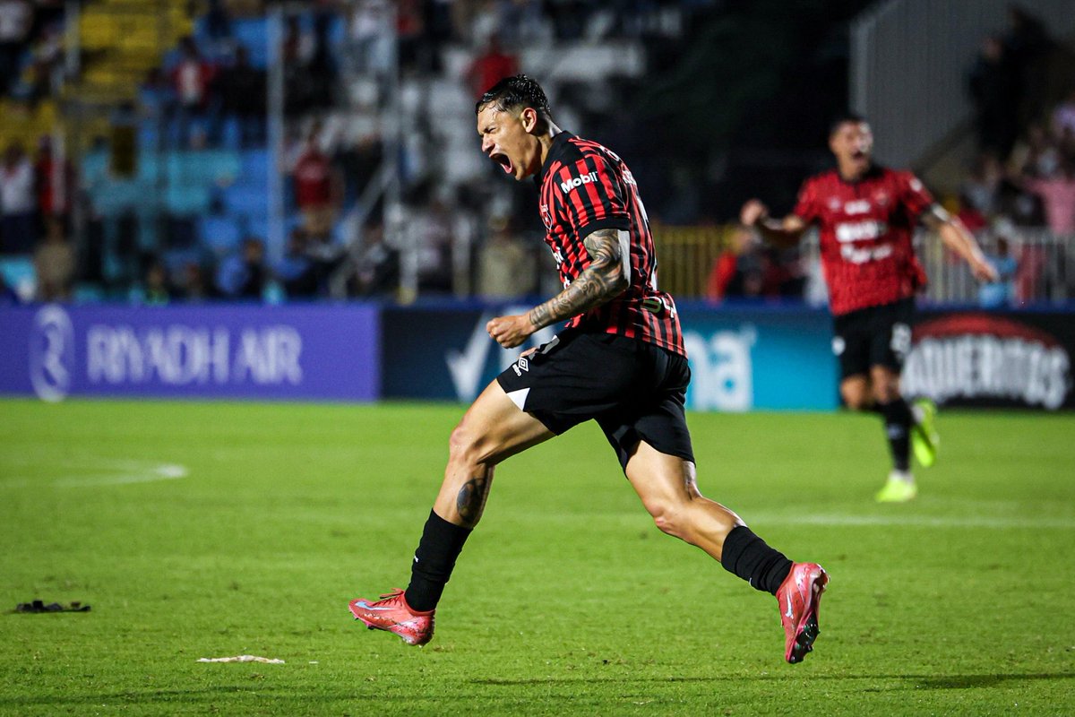 Otra vez Alajuelense, otra vez la Liga, otra vez Óscar Ramirez. Una final más. Impresionante lo de los manudos. A lo Macho.