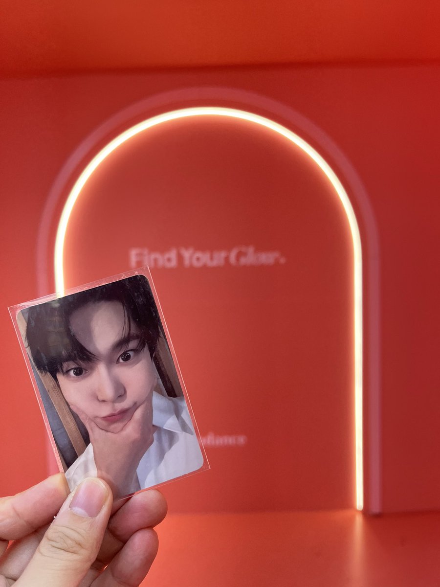 너무나 가고싶어서 일단 사전예약하고 간 바이오던스 팝업 점심시간을 이용해 다녀왔는데 
직원분들 친절하고 귀여운토끼인형도 겟또~
도영이때문에 화장품팝업을 내가 다 가보네..
진짜 엔시티 덕분에 해보는게 조금 많아지는중..