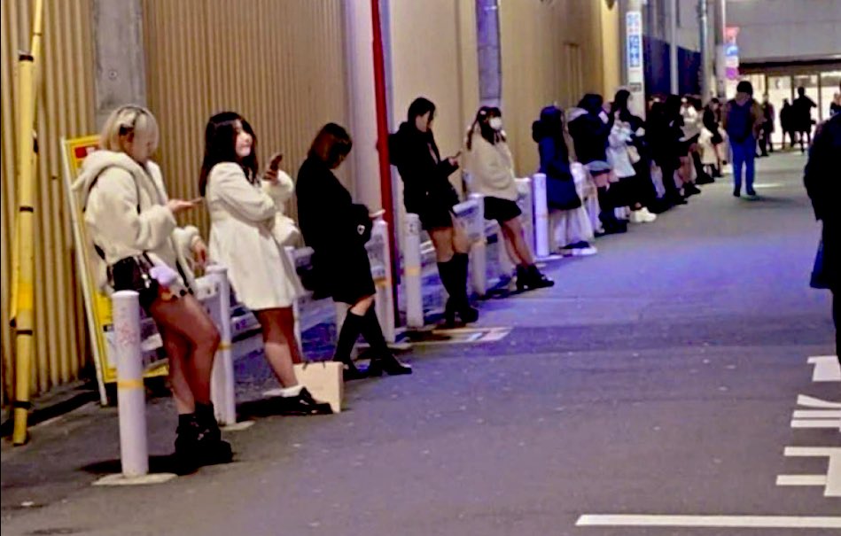 女A「あたしたちのことじゃないよね？」
女B「違う違う！あたしたち端金でやんないもん」
女C「あたしたちプライド持ってやってるもん！」
女D「安売りしないもん！」
ご両親「………」