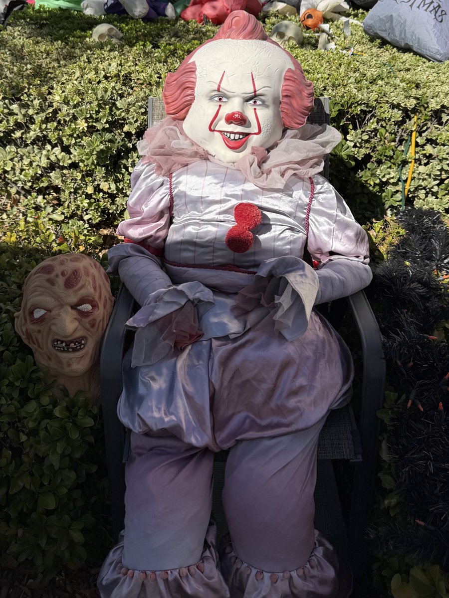 I can’t stop laughing at this picture of a pennywise Halloween decoration at a house I delivered to today 🤣🤣🤣🤣🤣