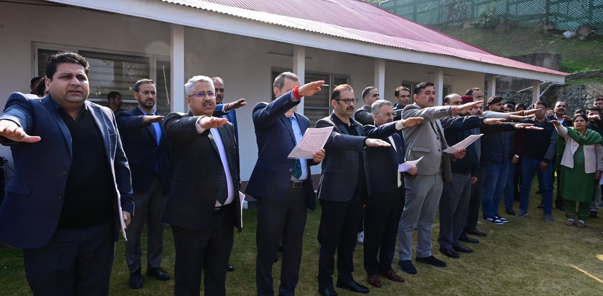 OfficeOfLGJandK's tweet image. Administered the Unity Pledge to Raj Bhawan officers and staff, and paid tributes to the Iron Man of India, Sardar Vallabhbhai Patel, on his 150th birth anniversary. Urged all to work with dedication for an Aatmanirbhar and developed India.
