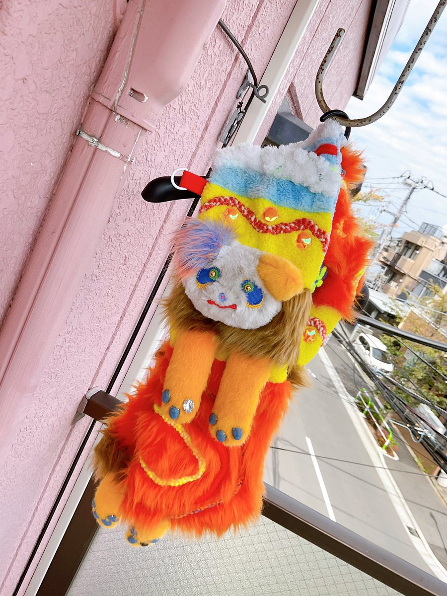 ZuTuUuuUuuu's tweet photo. 【捕らわれたマフラーシリーズ】

あのマフラーシリーズが帰ってきた💥
2025年ラストは橙色パンダの登場🐼

なんと今回はマフラーベストにもなる2way❣️
ハンガーに吊るすと捕らわれ度MAX‼️

是非着て飾ってお楽しみください🐼🍊💛
今期の寒さお守り隊への任命、お待ちしております🫡 https://t.co/qLJYCLRt3D