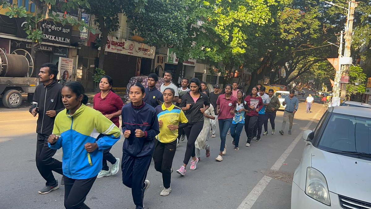 vijayanagaraps's tweet image. ಈ ದಿನ  ಸರ್ದಾರ್ ವಲ್ಲಭ್ ಭಾಯಿ ಪಟೇಲ್ ರವರ 150ನೇ ಯ ಜನ್ಮದಿನೋತ್ಸವದ ಅಂಗವಾಗಿ ಏಕತೆಗಾಗಿ ಓಟವನ್ನು ಶಾಲಾ ಮಕ್ಕಳೊಂದಿಗೆ ವಿಜಯನಗರ ಪೊಲೀಸ್ ಠಾಣಾ ಸರಹದ್ದಿನಲ್ಲಿ  ಮ್ಯಾರಥಾನ್ ಮಾಡುವ ಮೂಲಕ  ಜನ್ಮದಿನೋತ್ಸವವನ್ನು ಆಚರಣೆ ಮಾಡಲಾಯಿತು.
#Runforunity