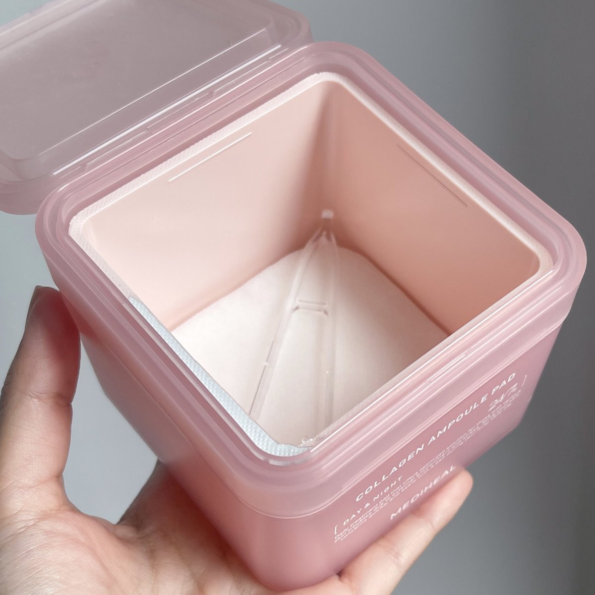 reviewstylegg's tweet image. แพดกระปุกชมพูของ mediheal สูตรคอลลาเจน คือผิวฟูมากกก เด้งมากกก หน้าฉ่ำขึ้นแบบไม่ใช่น้ำเหนอะๆที่ผิว แพดนุ่มไม่หนาไป

- ใช้ก่อนแต่งหน้าเตรียมผิว แต่งหน้าติดมาก 
- ใช้บำรุง เช้า/คืน ปลุกผิวสุดๆ
แปะทิ้งไว้สัก 10-15 นาที แล้วเอาแพดมาวนเช็ดให้ทั่วหน้า คอด้วย ซื้อซ้ำ 100%