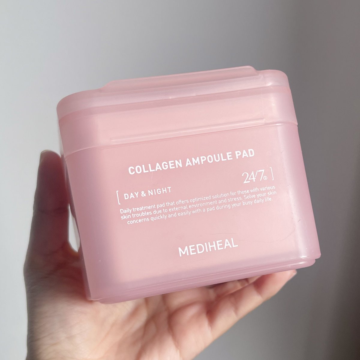 reviewstylegg's tweet image. แพดกระปุกชมพูของ mediheal สูตรคอลลาเจน คือผิวฟูมากกก เด้งมากกก หน้าฉ่ำขึ้นแบบไม่ใช่น้ำเหนอะๆที่ผิว แพดนุ่มไม่หนาไป

- ใช้ก่อนแต่งหน้าเตรียมผิว แต่งหน้าติดมาก 
- ใช้บำรุง เช้า/คืน ปลุกผิวสุดๆ
แปะทิ้งไว้สัก 10-15 นาที แล้วเอาแพดมาวนเช็ดให้ทั่วหน้า คอด้วย ซื้อซ้ำ 100%