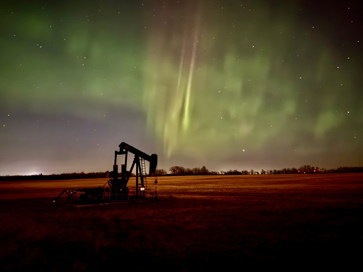 Pump jacks are so photogenic 🤣
<a href="/ShelbymcWx/">shelbymcWx</a> 

#northernlights #Auroraborealis #Aurora #abstorm