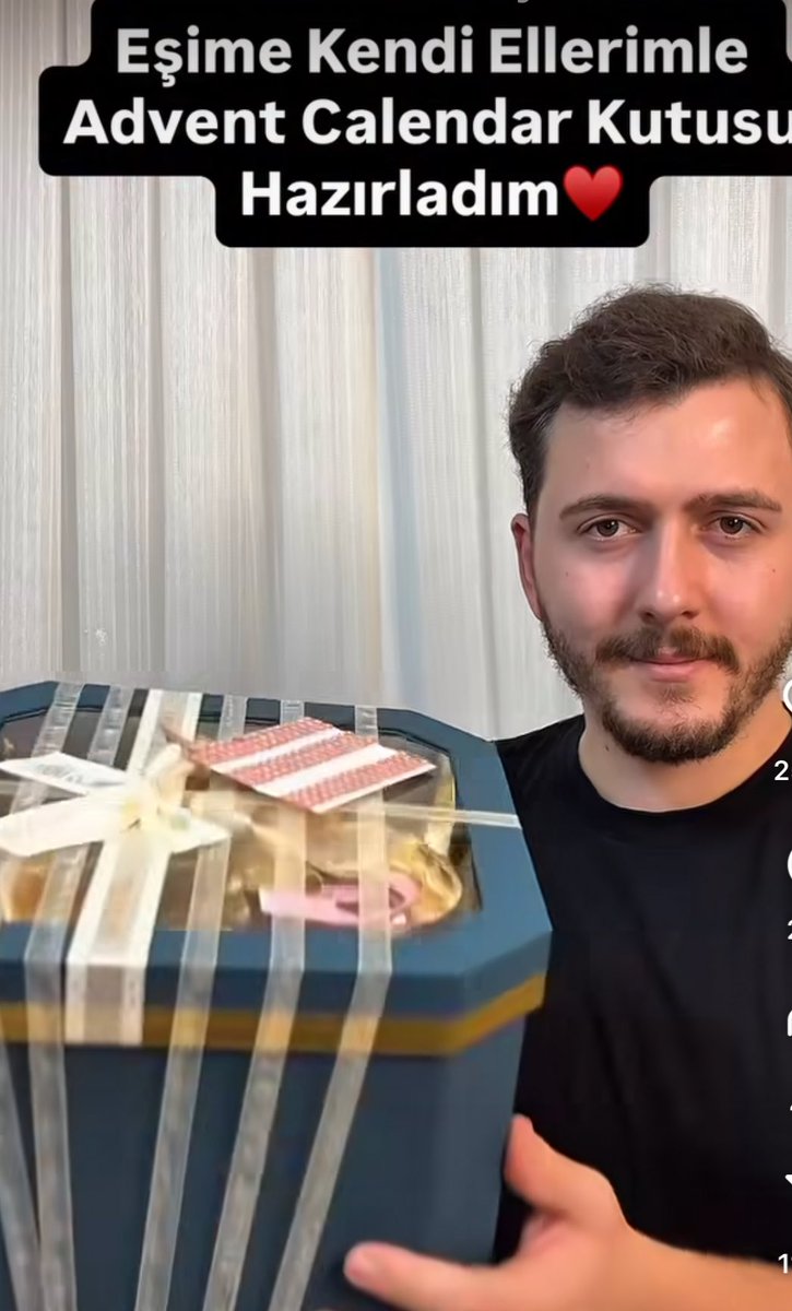 Uyum desen yok lokum kutularına ve  keselere hediyeler koymuş yapıştırdığı taşların varoşluğu beni benden aldı üzerine birsürü kurdele koyup  kutu  üzerinin 6 şeritli otobana çevirimiş  ( yani hiç kıskanmadım 😂 bayıldım )