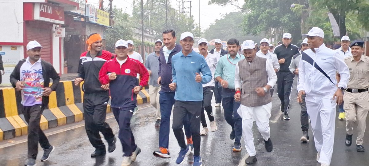CP_INDORE's tweet photo. आज "राष्ट्रीय एकता दिवस" के उपलक्ष्य में आयोजित "रन फॉर यूनिटी"  में  माननीय मंत्री, विधायकगण, जनप्रतिनिधि एवं इंदौर शहर के नागरिकों के साथ हिस्सा लिया। 
इस अवसर पर सभी ने राष्ट्रीय एकता एवं अखंडता की शपथ ली।
#RunForUnity
#NationalUnityDay https://t.co/WoGAW8Y9qD