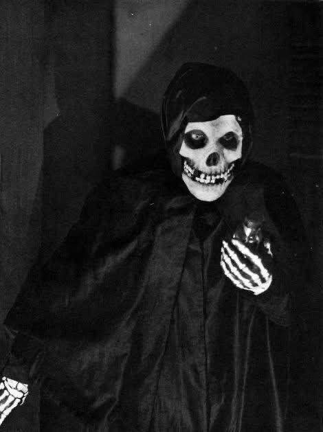 bab0oshk44's tweet image. The Crimson Ghost (1946)