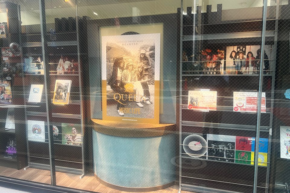 本日10月31日は「ボヘミアン・ラプソディ」リリース50周年記念日です。そして『クイーン×ミュージック・ライフ公式写真集　ディアレスト』が発売です。SHINKO MUSICの玄関ウインドウも「ディアレスト」仕様になりました！

詳しくはコチラ。

shinko-music.co.jp/item/pid062301…