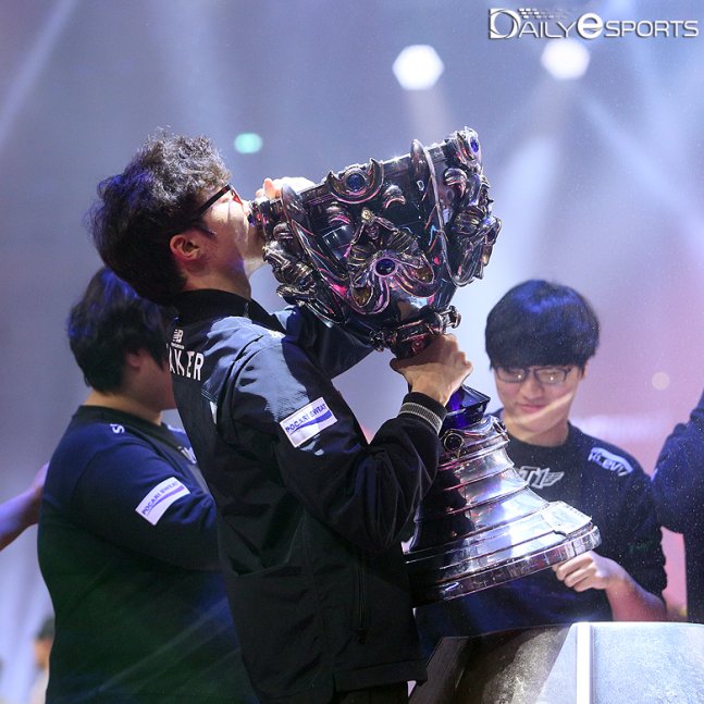 dearyhyeokie's tweet photo. Today is 10 years since SKT 2015 won Worlds 2015. https://t.co/lyLnldknol
