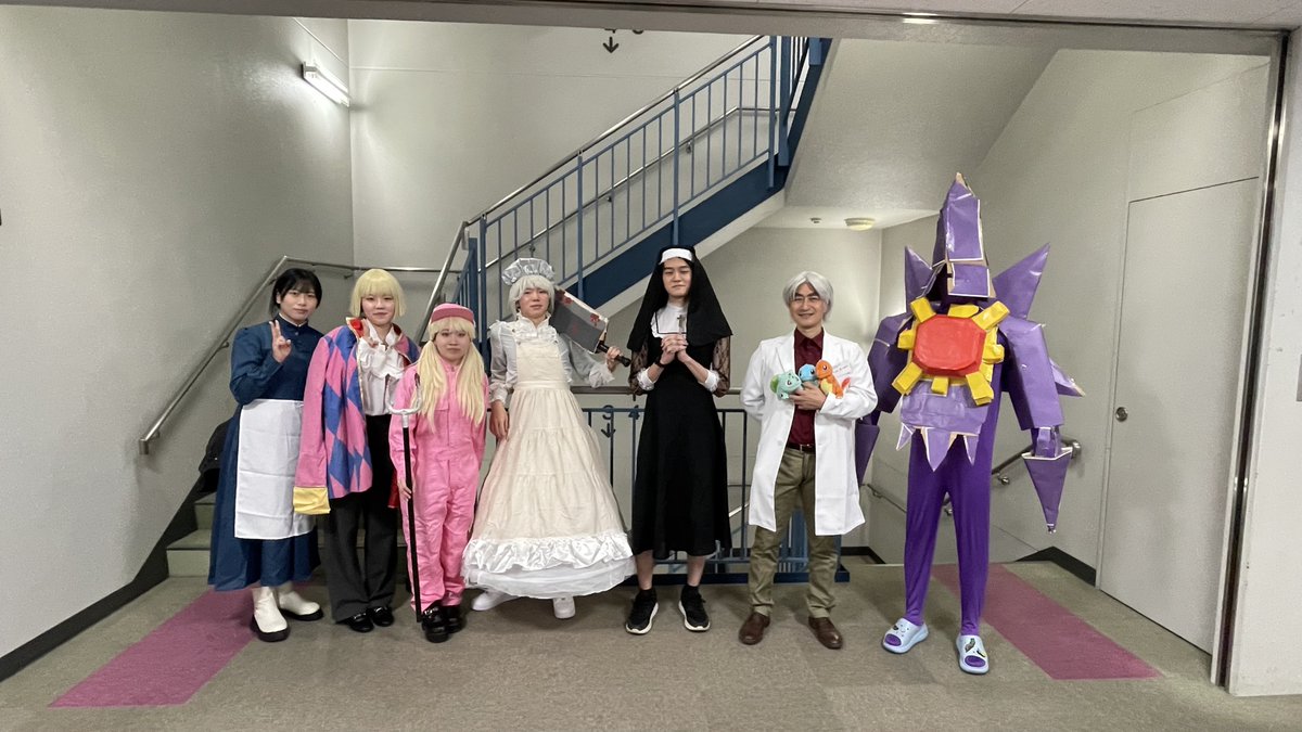 Biokait2006's tweet photo. 本日は10月31日、ハロウィーンです。毎年、ある研究室が行なっているハロウィンの仮装です。ところで、先生も仮装していますがわかるでしょうか？Trick or Treat！！ https://t.co/yoU5ivKZQP