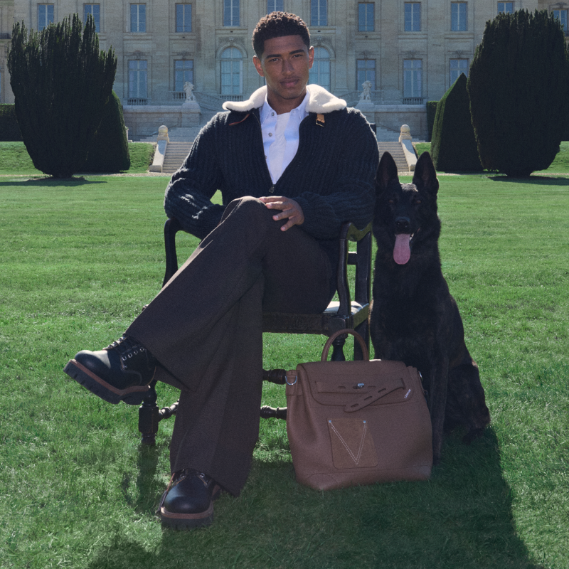 LouisVuitton_JP's tweet photo. 伝統が息づくテーラリング。フレンド・オブ・ザ・ハウスの #JudeBellingham が、ファレル・ウィリアムスによる #MenSS26PreCo をまとい、エレガンスの新境地を表現。牧歌的でありながらも洗練が薫るクリエーションをチェックして。
#PharrellWilliams #LouisVuitton